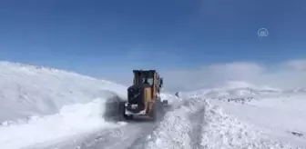 Sivas'ta ekipler, tipi nedeniyle yolu kapanan köydeki kalp hastası için seferber oldu