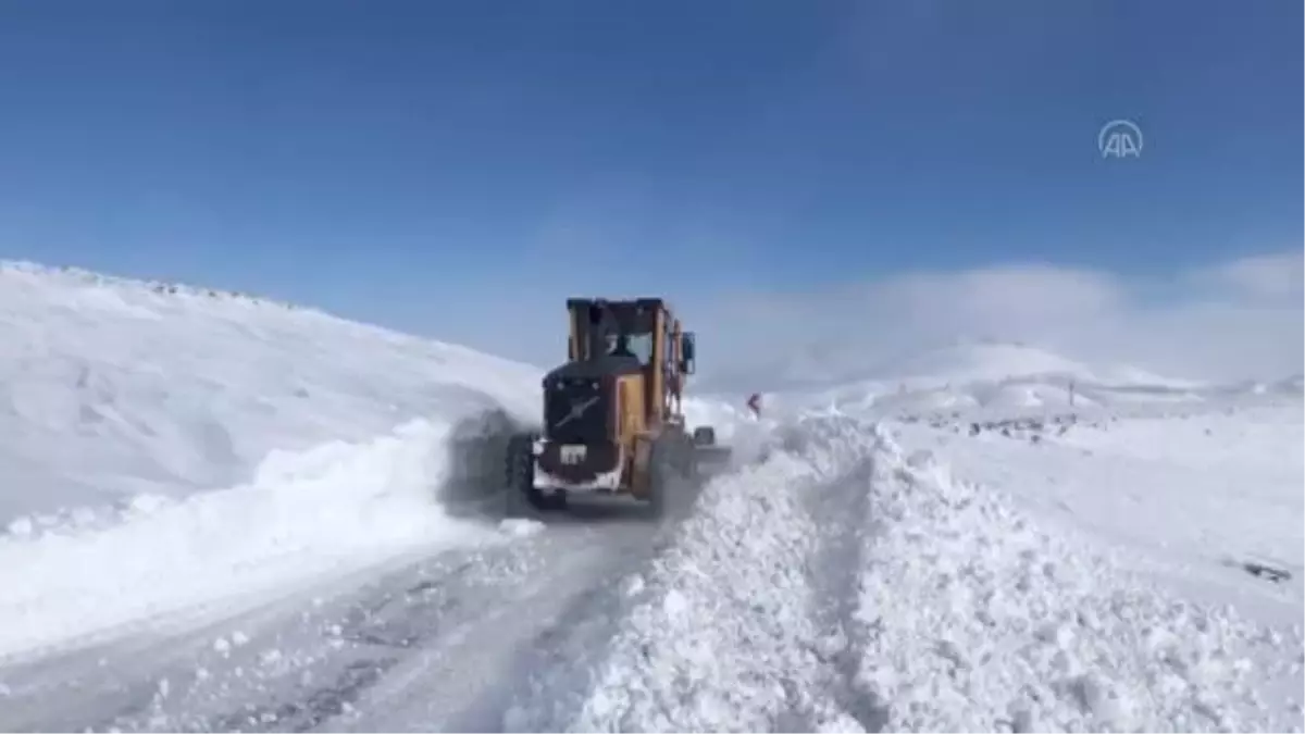 Sivas\'ta ekipler, tipi nedeniyle yolu kapanan köydeki kalp hastası için seferber oldu