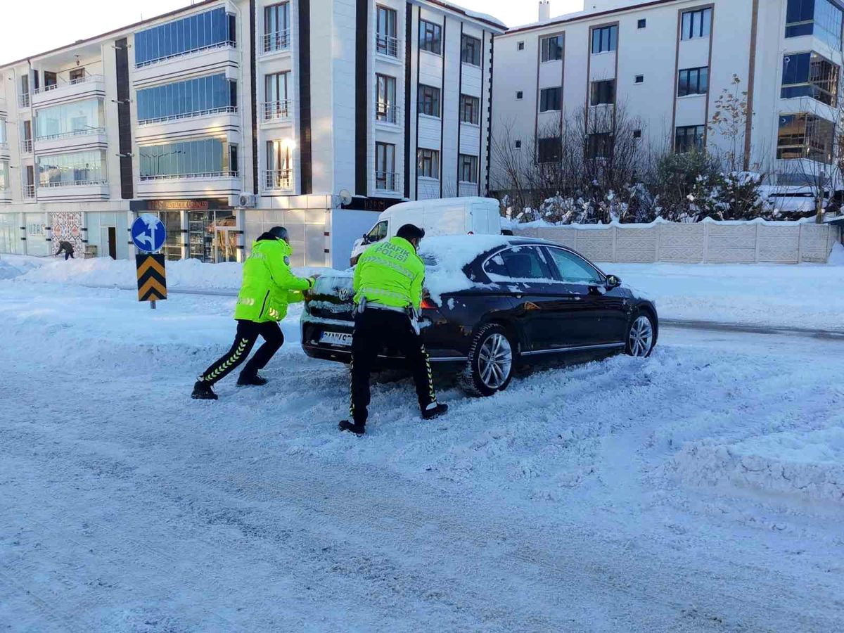 Elazığ\'da yolda kalan vatandaşların yardımına trafik polisleri koştu