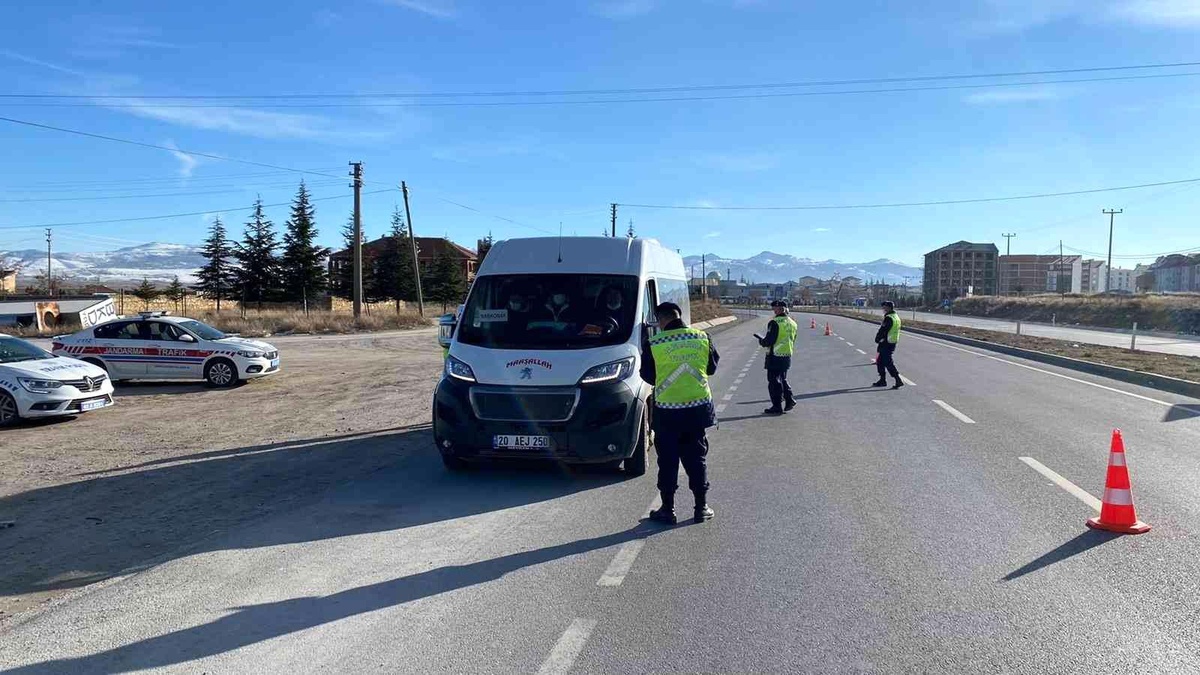 Emirdağ\'da jandarmadan işçi servislerine denetim