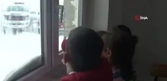Son dakika haber... En masum bekleyiş... Köy okulundaki çocuklar hediyelerini pencere kenarında bekledi