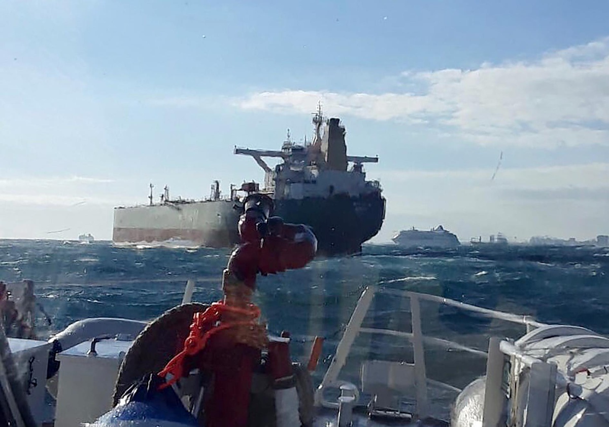 Fenerbahçe önlerinde arızalanan tanker Ahırkapı\'ya çekildi