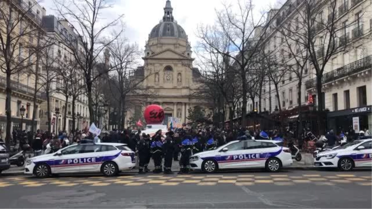 Fransa\'da okullardaki Kovid-19 önlemleri yeniden protesto edildi