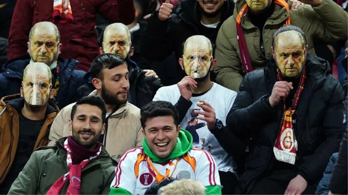 Galatasaray stadında maskeli taraftarlar! Burak Elmas\'a Fatih Terim mesajı