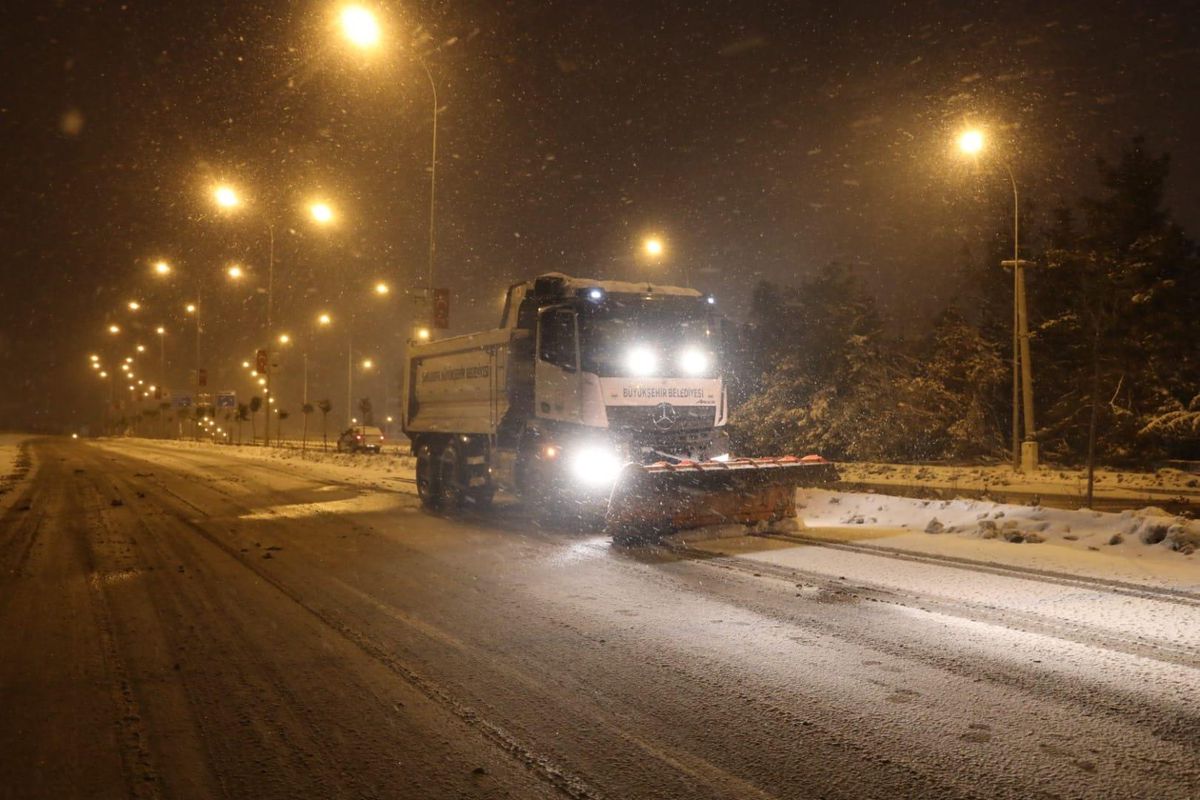 GAZİANTEP - Kar temizleme çalışmaları sürüyor (2)