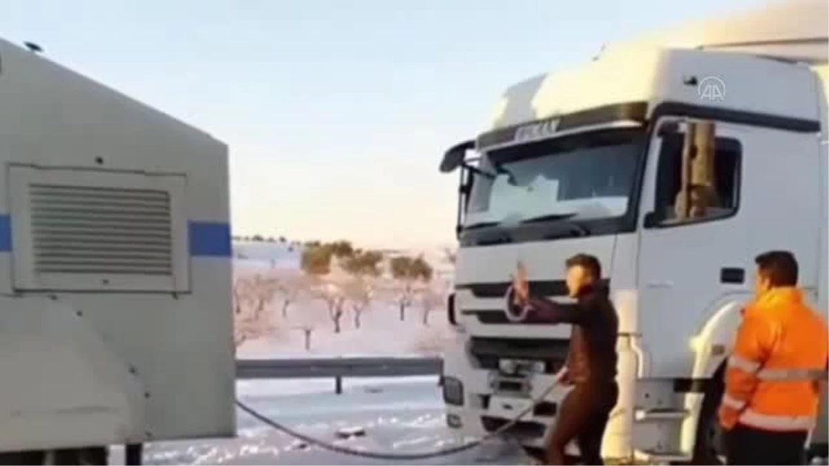 GAZİANTEP - TOMA\'lar kar küreyip, yolda kalan araçları çekti