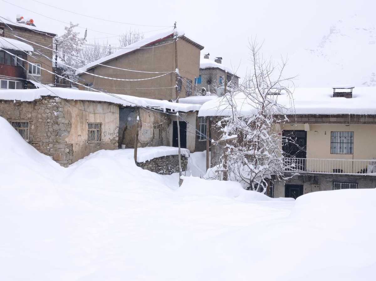 Hakkari\'de 346 yerleşim yerinin yolu ulaşıma kapandı