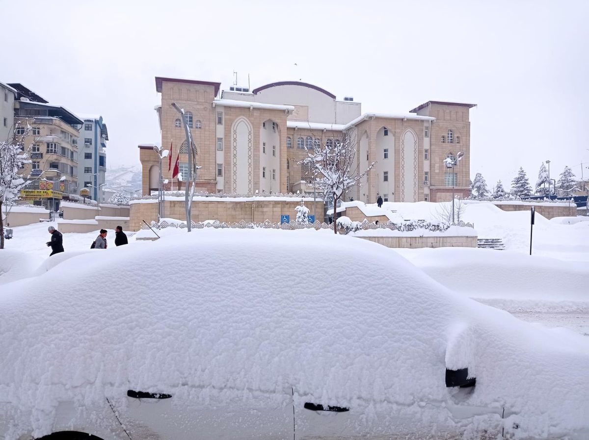 Hakkari kara gömüldü