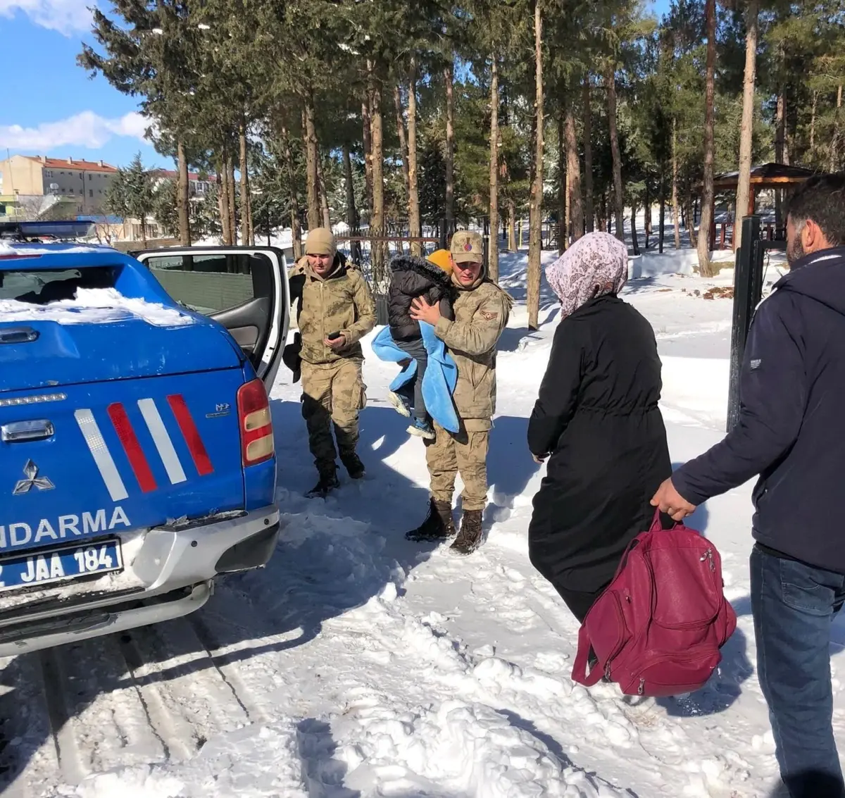 Hasta çocuğun yardımına jandarma yetişti