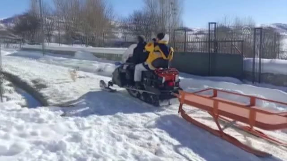 Hasta iki kadın kar motoruyla hastaneye ulaştırıldı