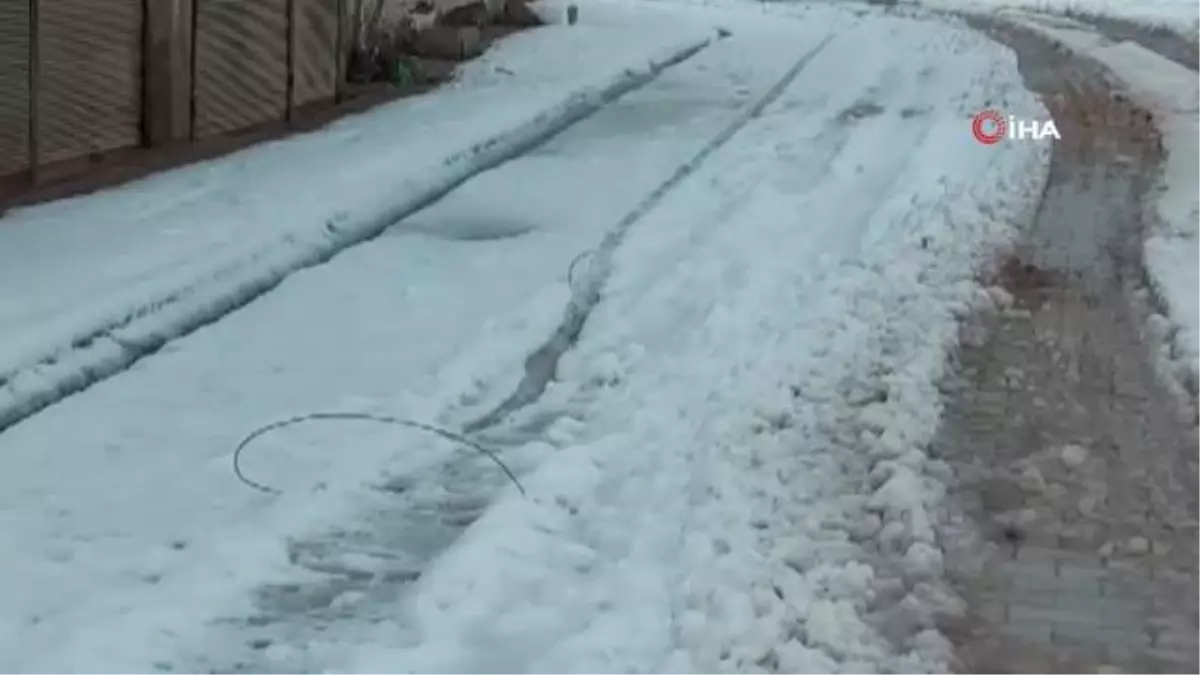 Hatay'da elektrik direkleri ve ağaçlar devrildi