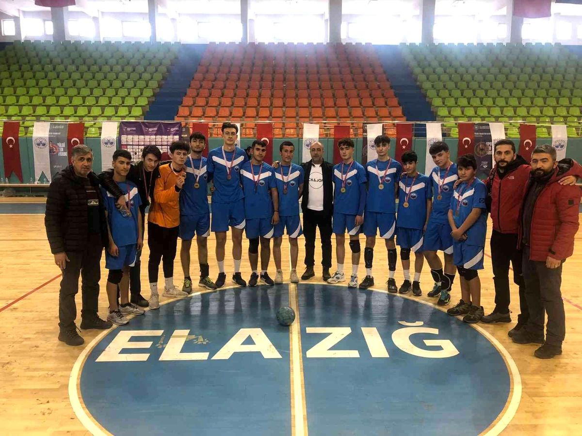 Hentbolda şampiyonlar Elazığ'dan