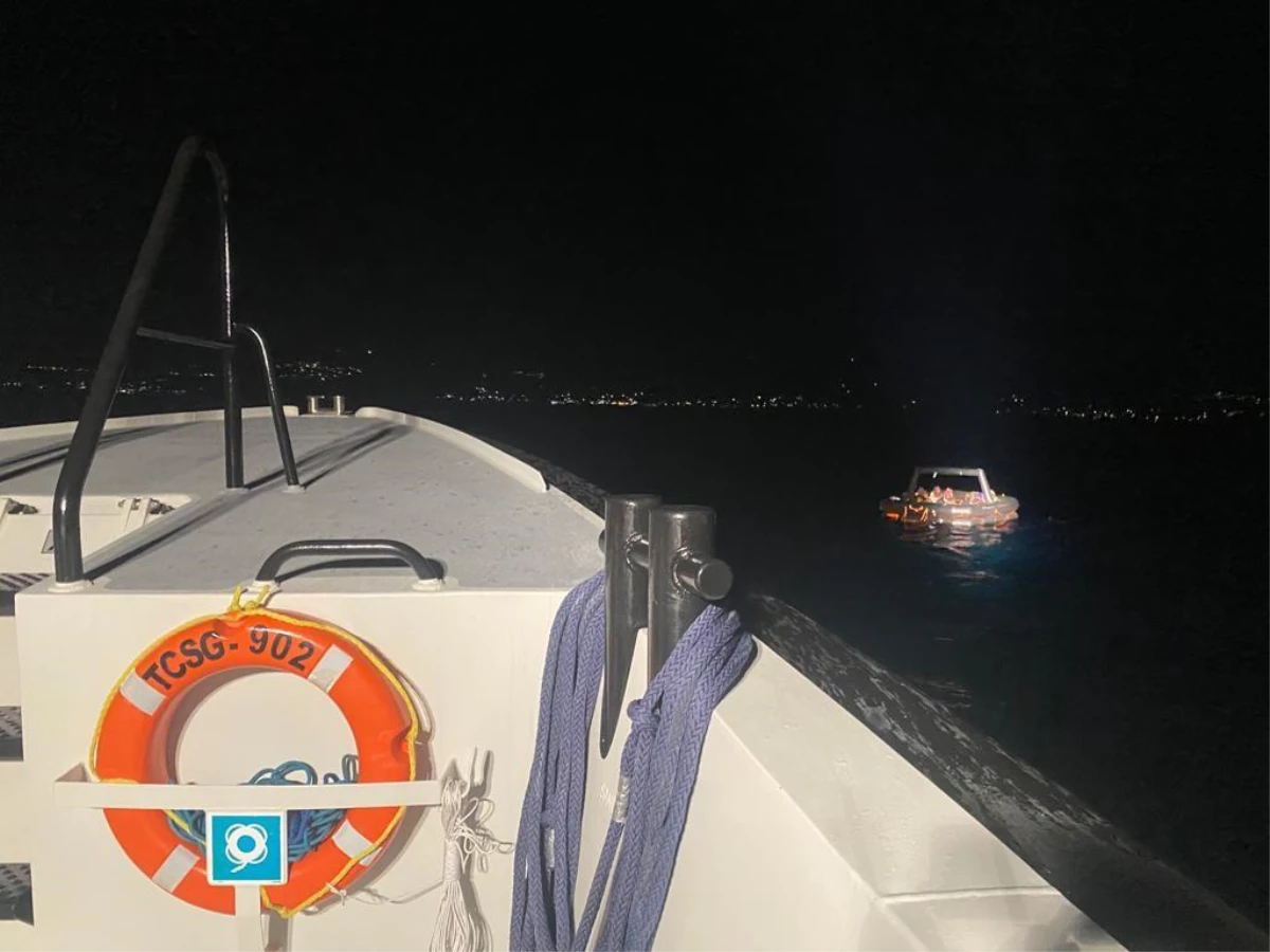 İzmir açıklarında 15 düzensiz göçmen kurtarıldı
