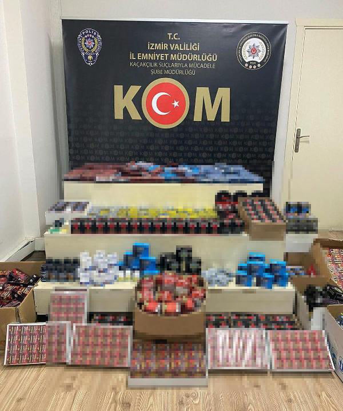 İzmir\'de 20 bin 572 adet kaçak cinsel içerikli ürün ele geçirildi
