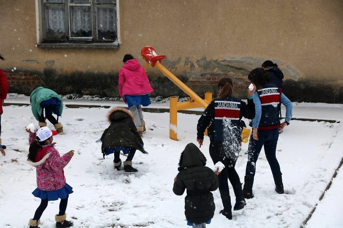 Jandarma ekipleri çocukların kar heyecanına ortak oldu