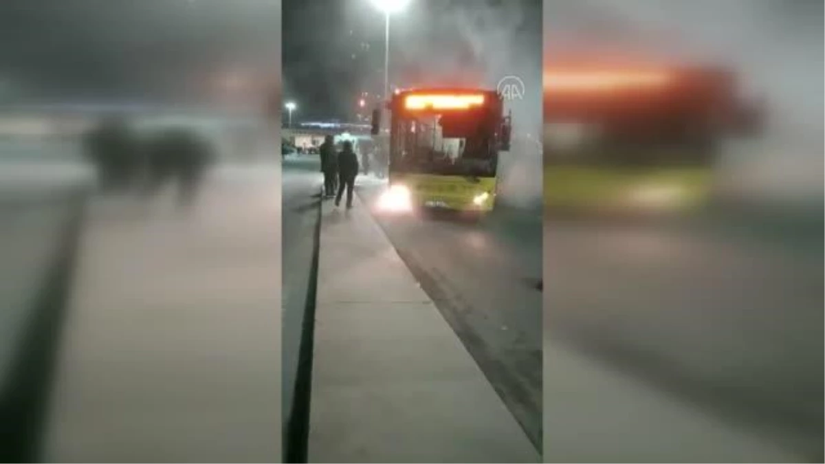 Son dakika: Kadıköy\'de duraktaki İETT otobüsünde yangın çıktı