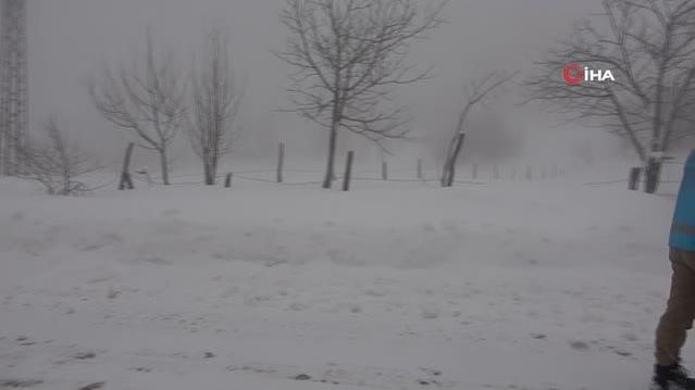 Kahraman sağlıkçıların 1 metre karda mücadelede zorlu mesaisi