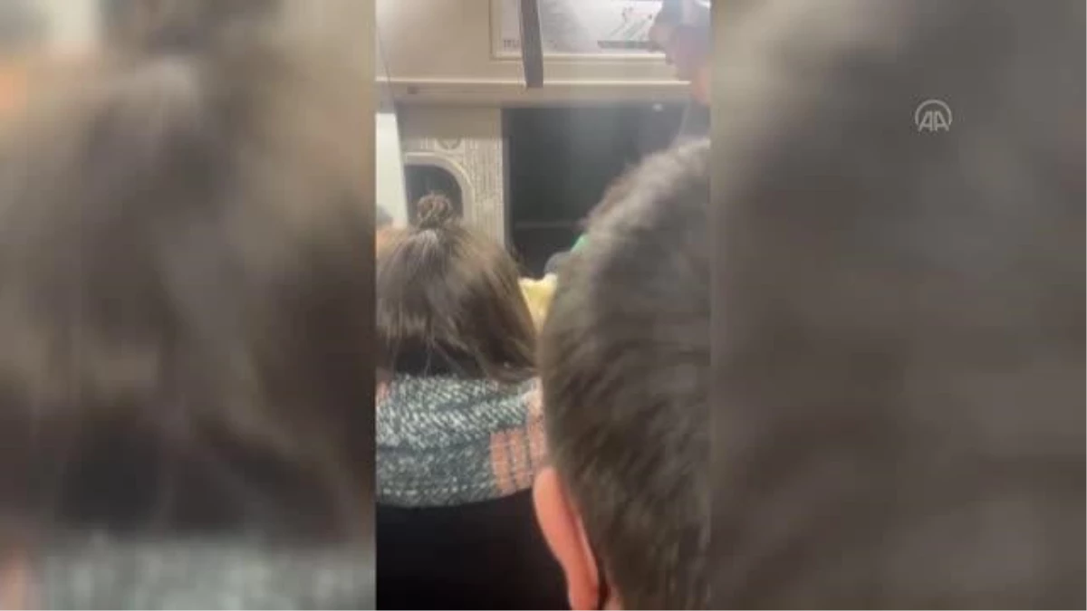 Kapısı arızalanan metro, seferine devam etti