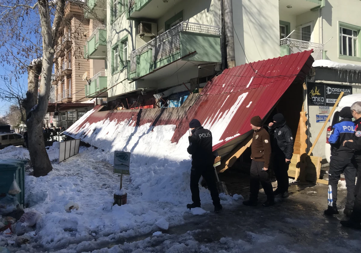 Son dakika gündem: Kar nedeniyle çöken çatı altında kalan kadın öldü, torunu yaralandı