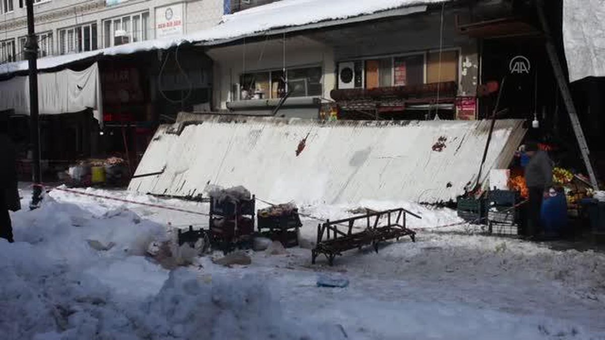 Kar yükünü kaldıramayan iki iş yerinin sundurması çöktü