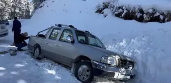 Kara saplanan arazi aracını vatandaşlar kurtardı