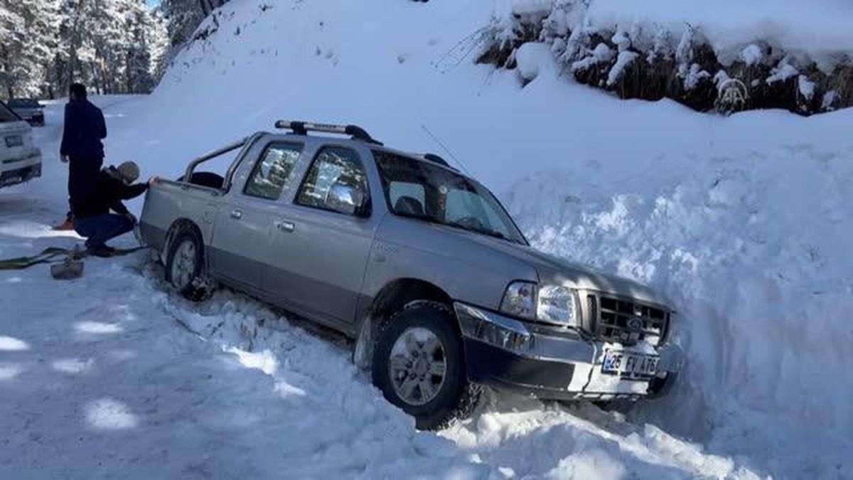 Kara saplanan arazi aracını vatandaşlar kurtardı