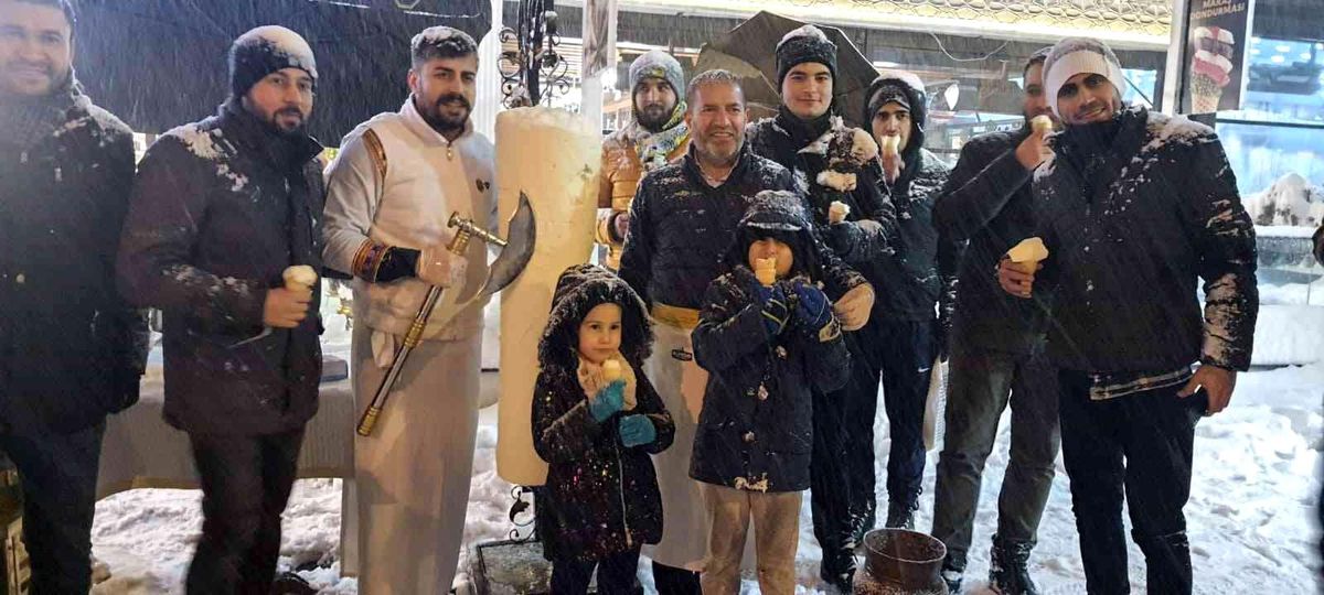 Karlı havada vatandaşa dondurma ikramı