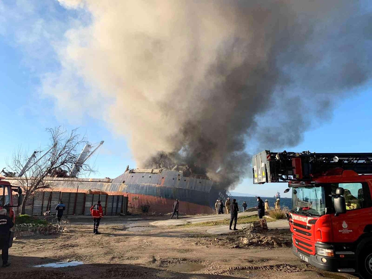 Kartal açıklarında karaya oturan bir gemide yangın çıktı. Olay yerine itfaiye ekipleri sevk edildi.