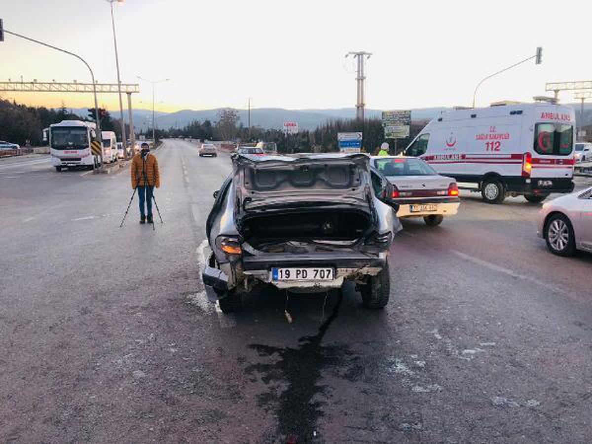 Kırmızı ışıkta bekleyen otomobile arkadan çarptı: 7 yaralı