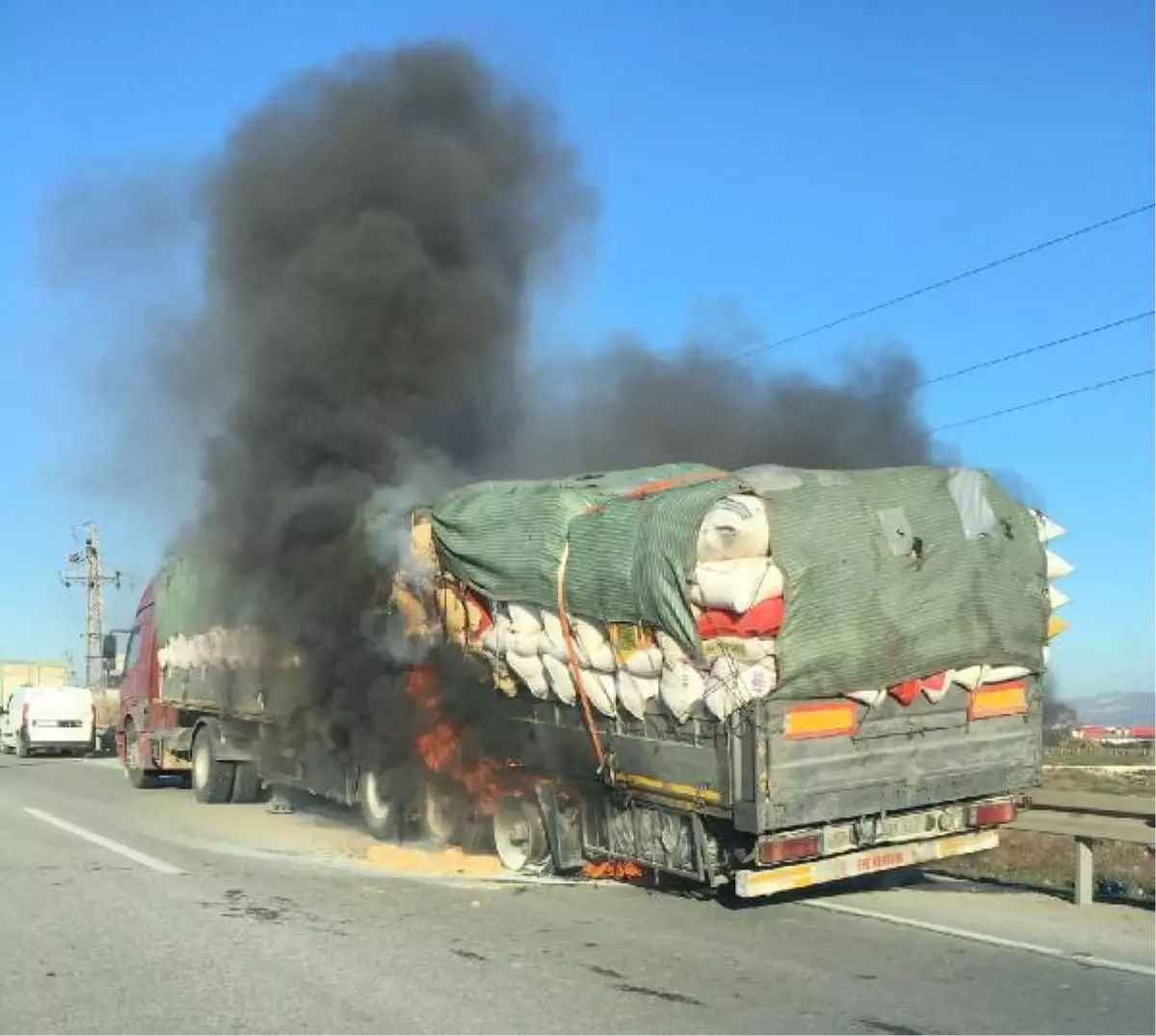 Son dakika haberi... Manisa'da hayvan yemi yüklü TIR'da yangın