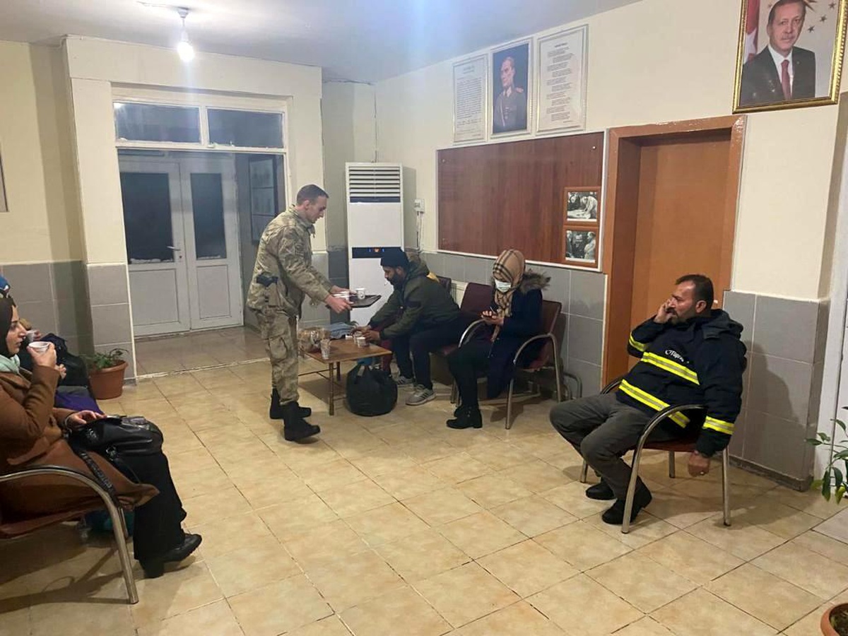 Mardin\'de jandarma vatandaşların yanında