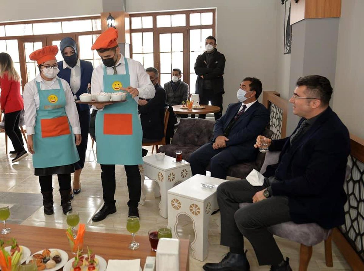 \'Mutlu Kafe\'nin ilk misafiri Vali Memiş oldu