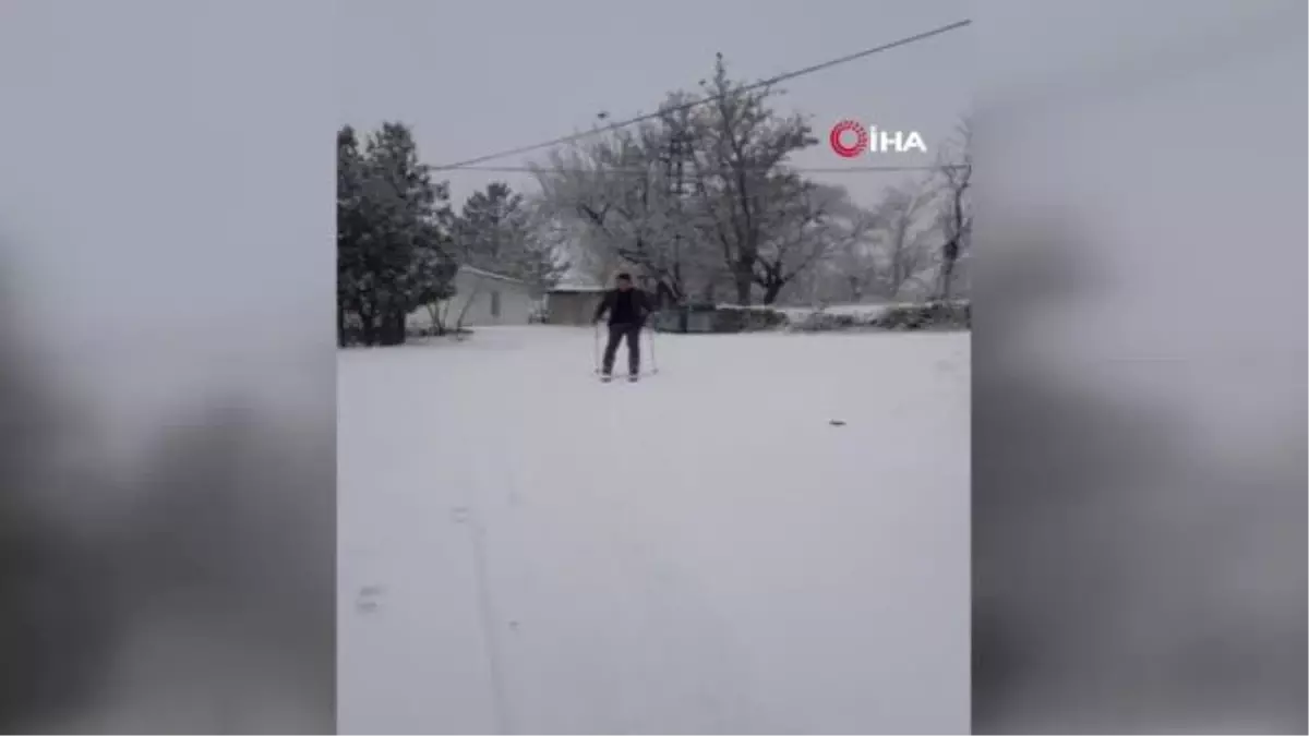 Okul yolunu kayak pistine çeviren öğretmen, kayarak okula gidiyor