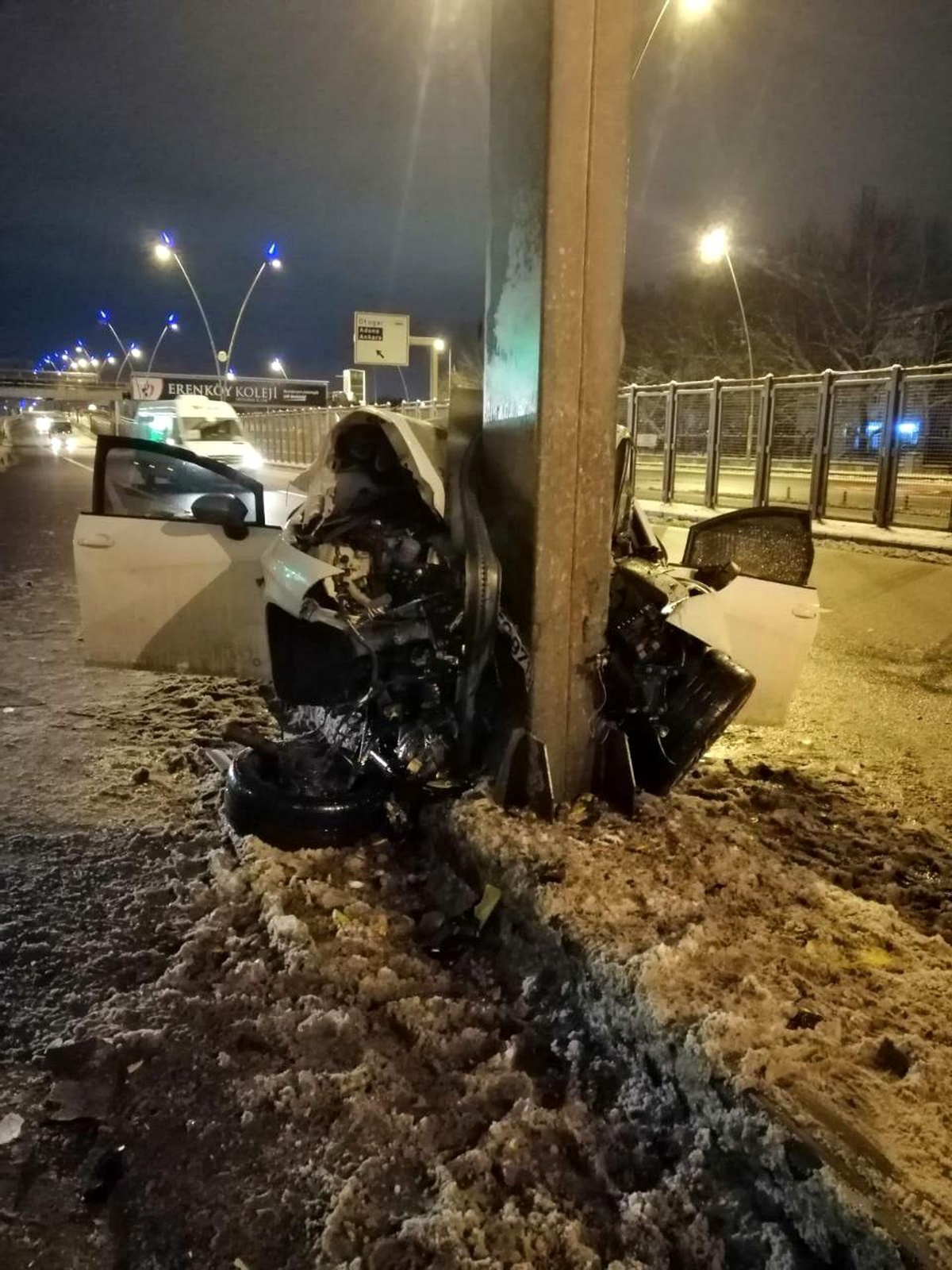 Otomobil yön levhasının direğine çarptı: 4 yaralı