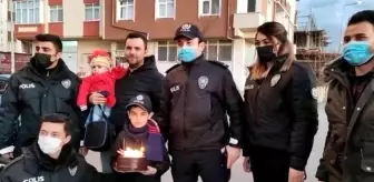 Polisten 7 yaşındaki Alperen'e doğum günü sürprizi