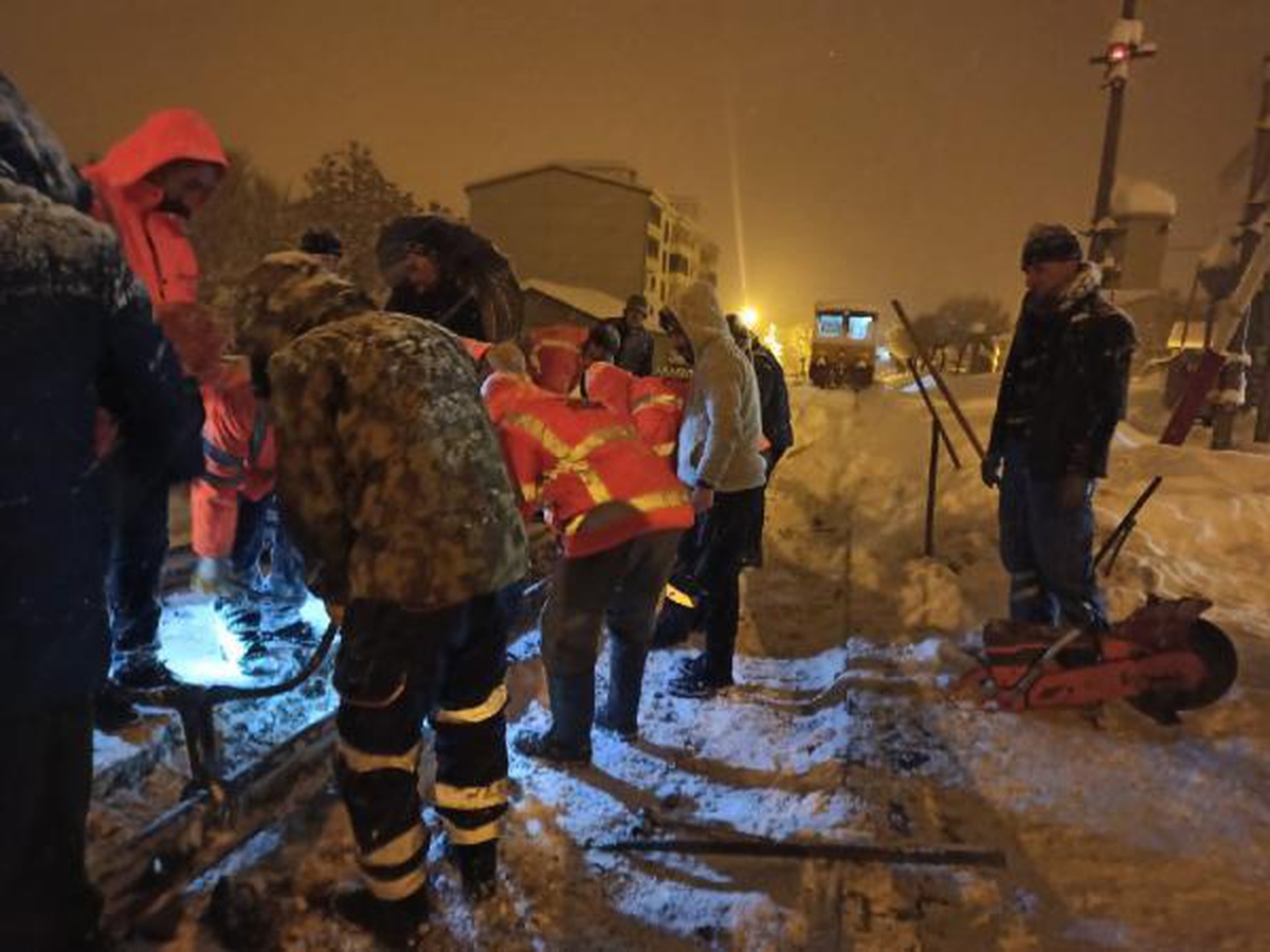 Rayın yerinden çıktığı, demir yolundaki kar temizliğinde fark edildi