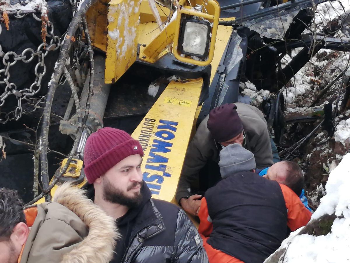 Rize\'de iş makinesinin dereye devrilmesi sonucu 2 kişi yaralandı