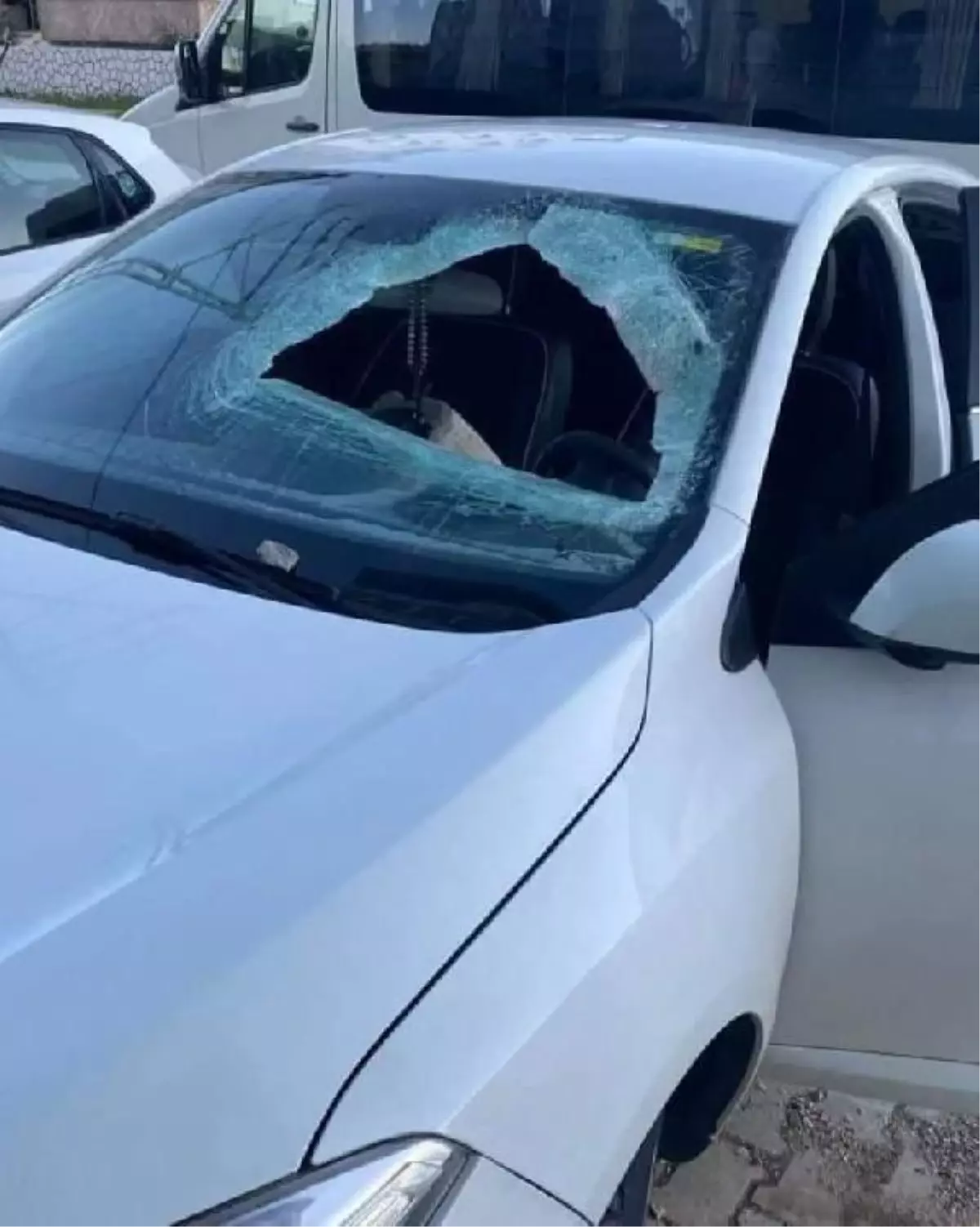 Rüzgarın devirdiği ağaç, otomobillerin üzerine düştü (2)