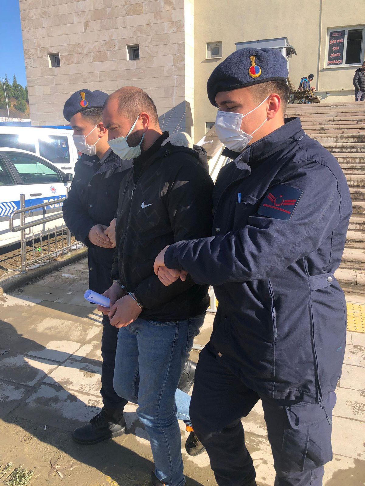 Sakarya\'da evden çaldıkları paraları eğlence merkezinde harcayan 5 zanlıdan 3\'ü tutuklandı