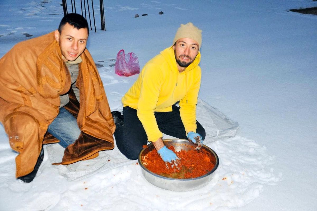 Şanlıurfalılar kar üstünde su yerine karla çiğköfte yoğurdu