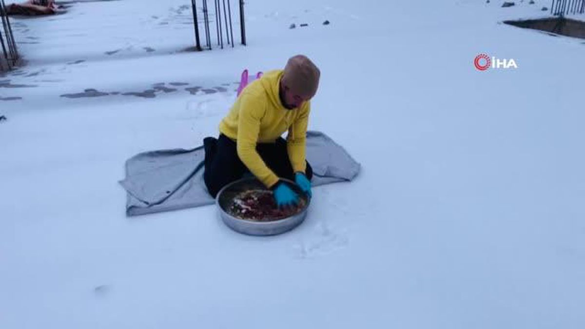 Şanlıurfalılar kar üstünde su yerine karla çiğköfte yoğurdu