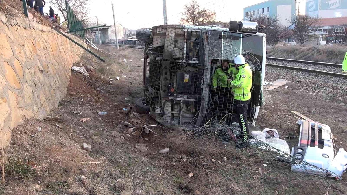 Son dakika... Servis midibüsünün devrildiği kazada yaralanan işçilerden 1\'i öldü