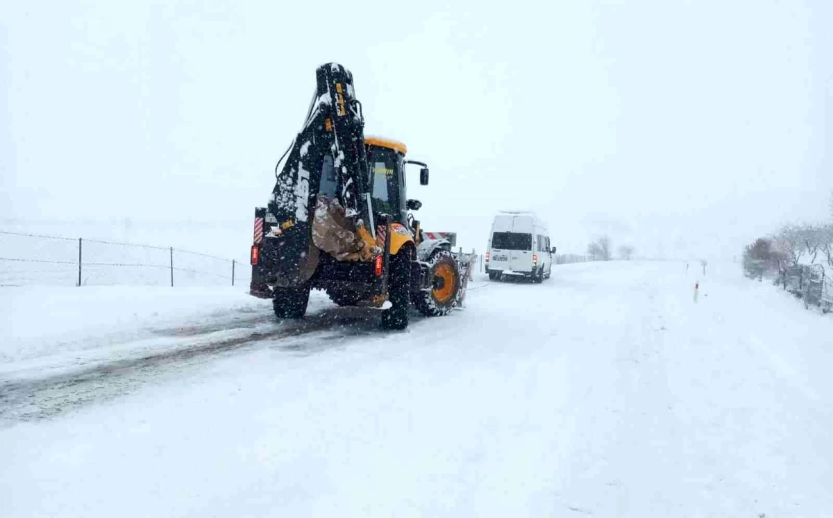 Siirt\'te karda mahsur kalan yolcu minibüsü kurtarıldı