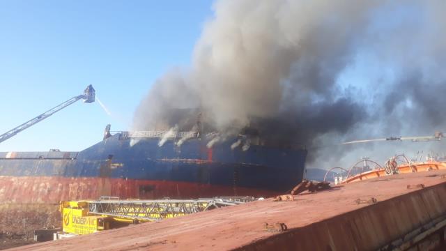 Son dakika: Kartal açıklarında karaya oturan gemide yangın çıktı! Bölgeye itfaiye ekipleri sevk edildi
