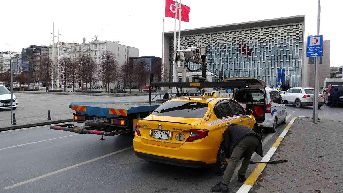 Taksim\'de trafik denetiminde taksicilere ceza yağdı