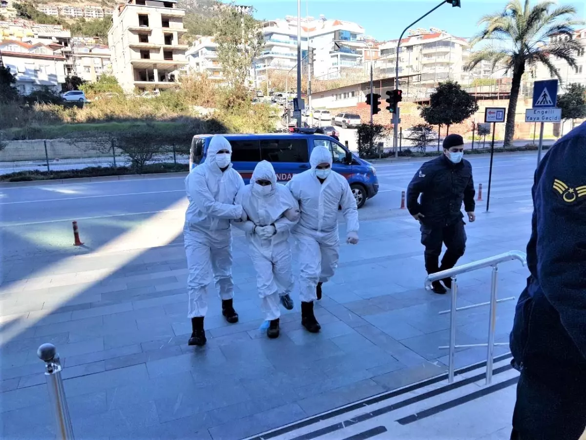 Testi pozitif çıkan şüpheli şahıs, tulum içerisinde adliyeye sevk edildi