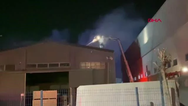 Son dakika! Tuzla'da mobilya fabrikasında yangın çıktı