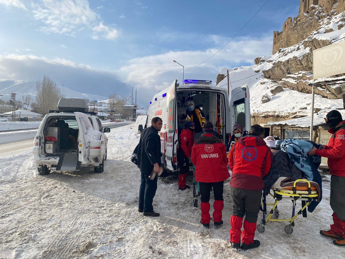 Van\'da yolu kardan kapanan mahalledeki hasta 3 saatte hastaneye ulaştırıldı