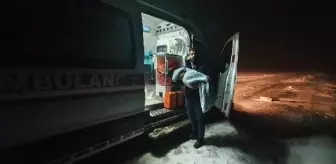 Yolda kalan ambulans, iş makinesiyle çekildi; Maruf bebek hastaneye ulaştırıldı