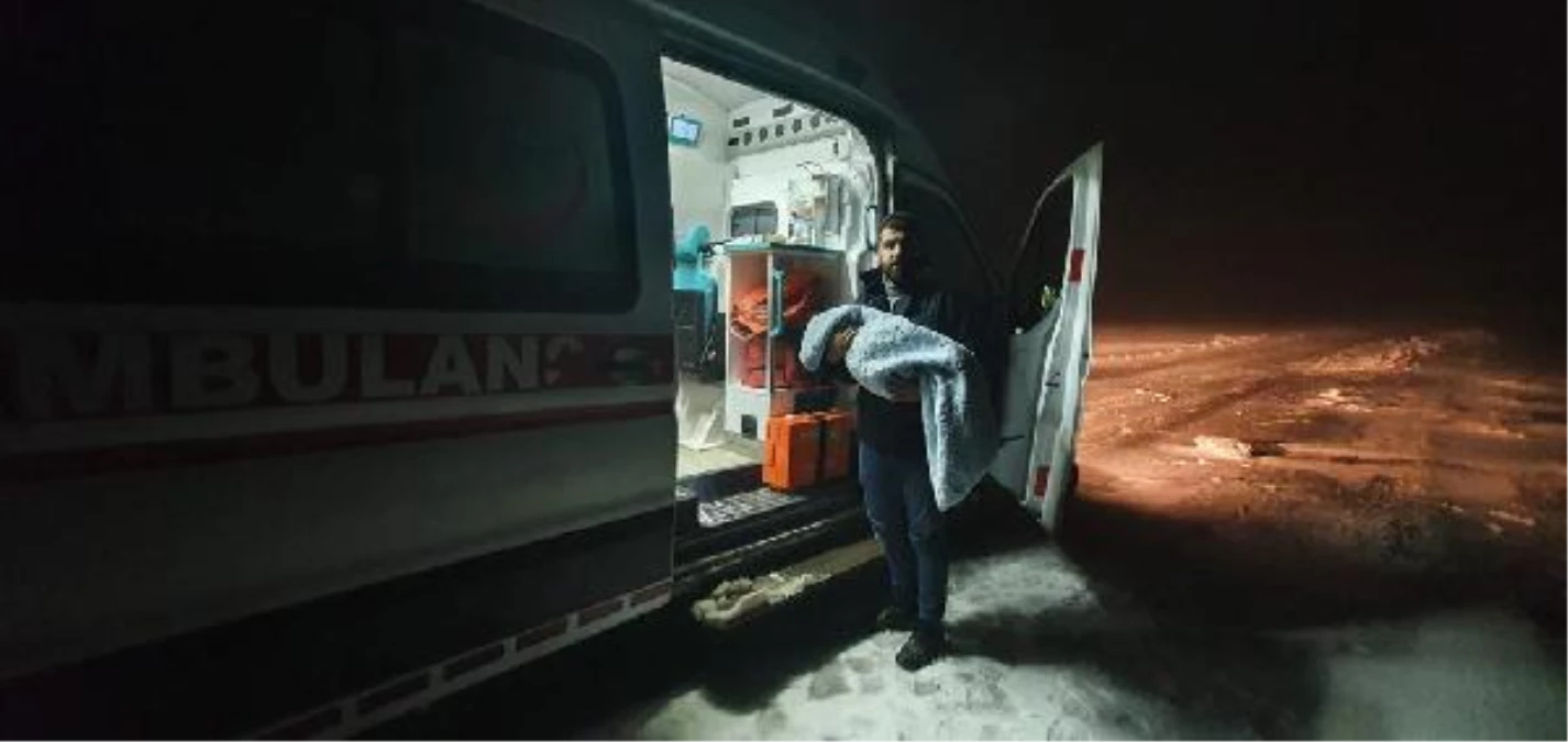 Yolda kalan ambulans, iş makinesiyle çekildi; Maruf bebek hastaneye ulaştırıldı